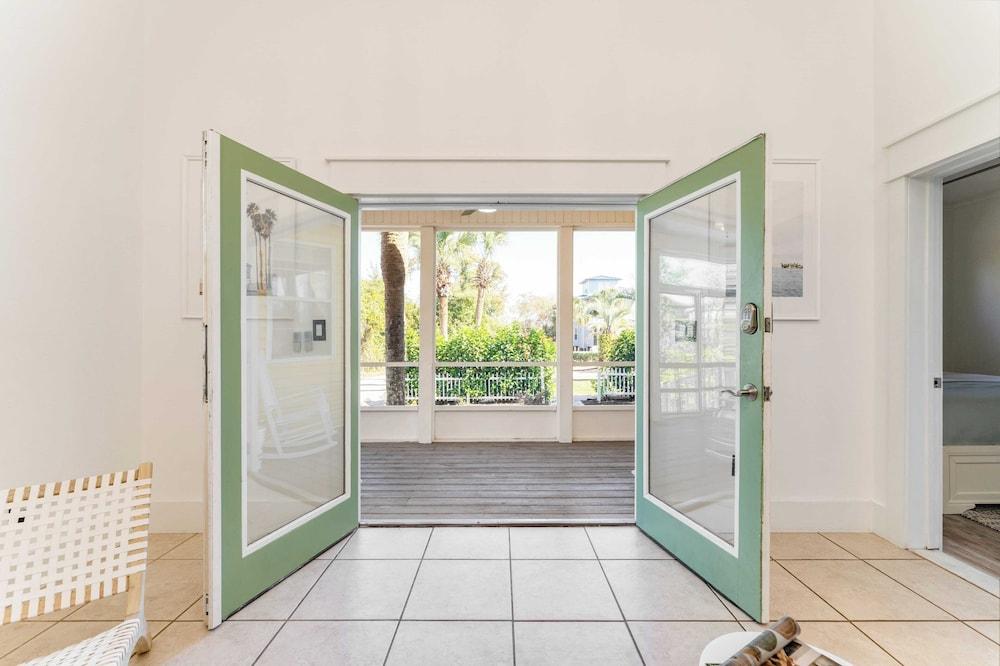 Halo by Avantstay Walk to Beach + Private Pool