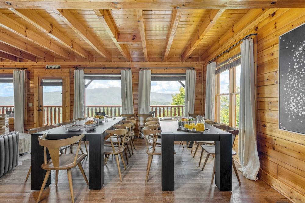 Delmont by Avantstay Sleeps 20! Expansive Views in a Cabin Community