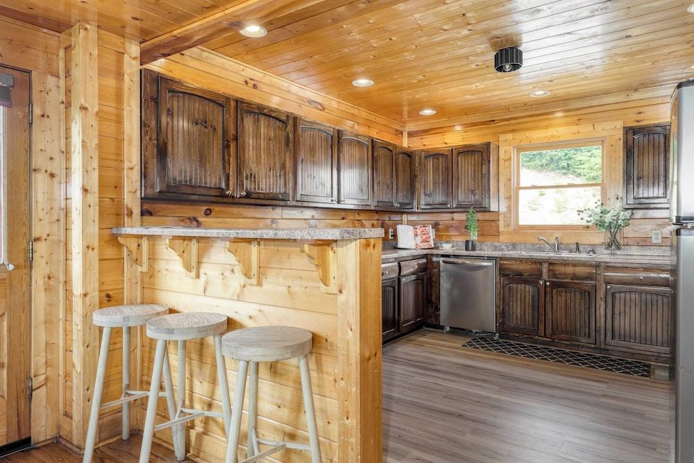 Delmont by Avantstay Sleeps 20! Expansive Views in a Cabin Community