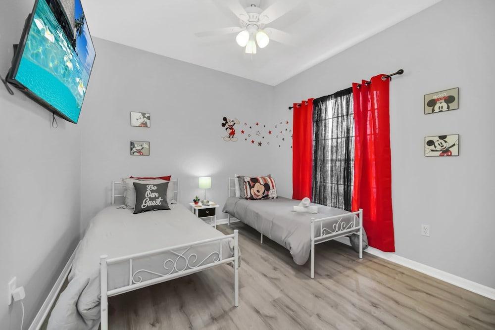 Charming Home With Private Pool and Electric Fire Place! #4bc110