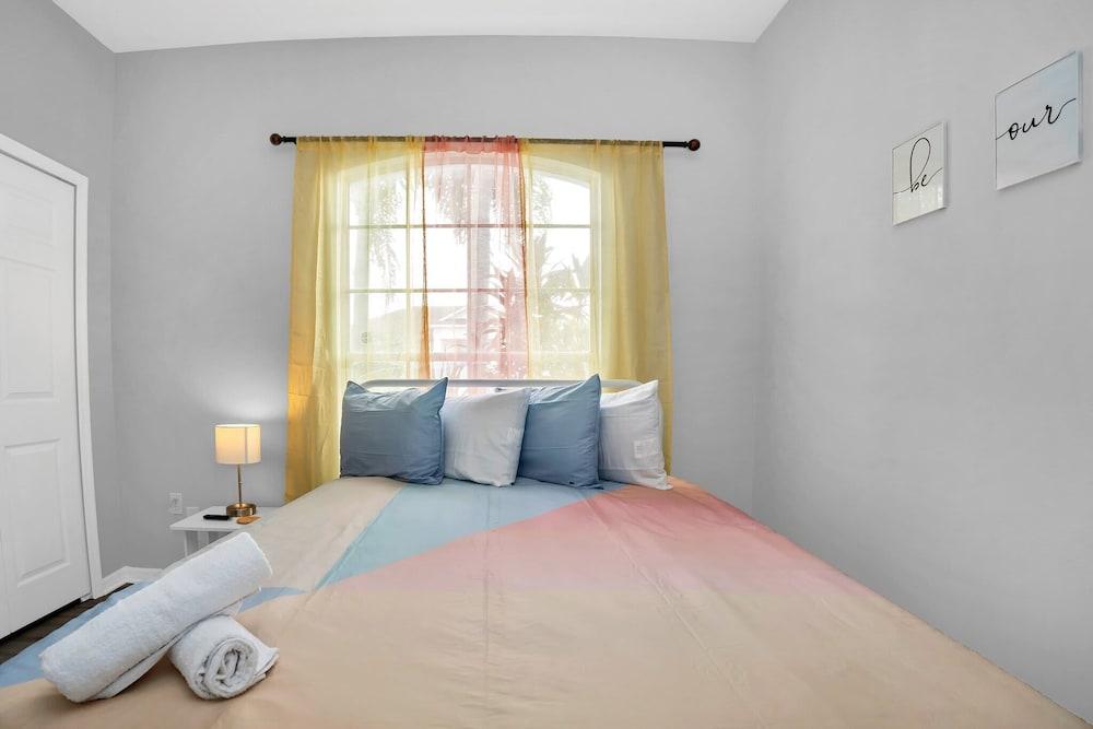 Charming Home With Private Pool and Electric Fire Place! #4bc110