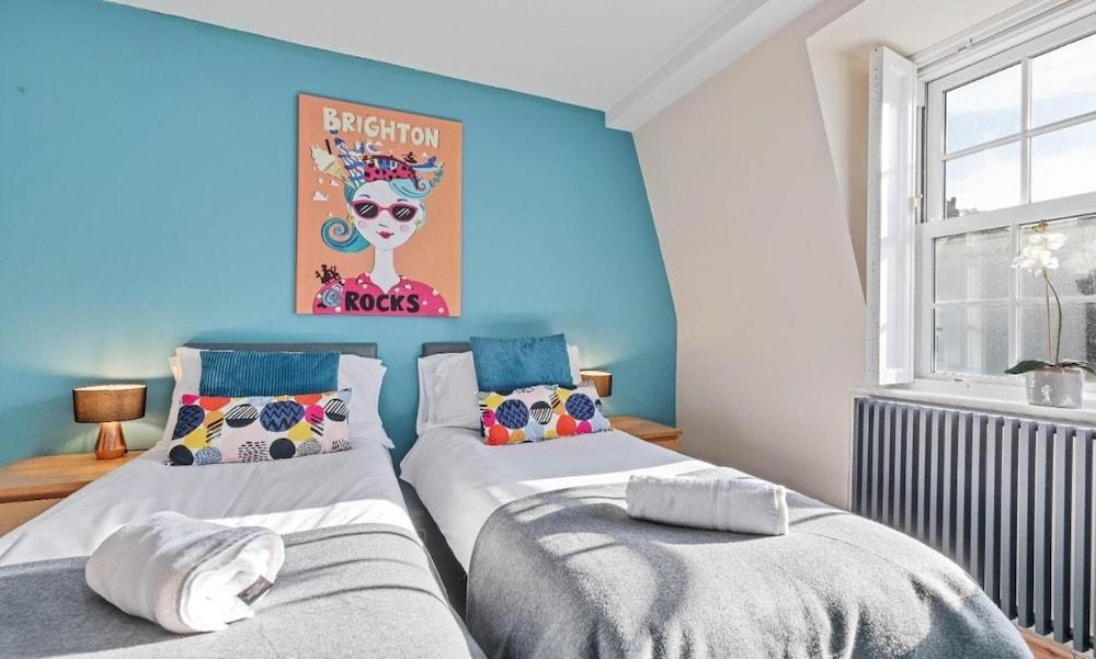 Pebble Mews House - Sleeps 6 to 8 Guests