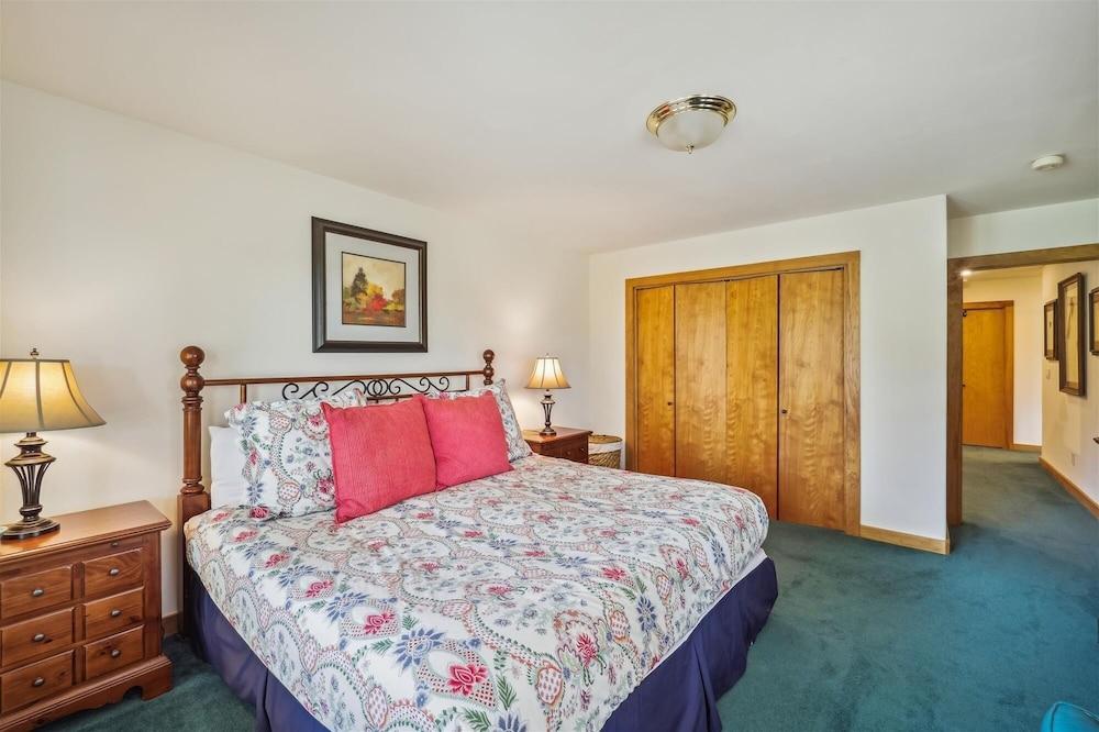 Red Hawk Retreat 6 Bedroom Home by Redawning