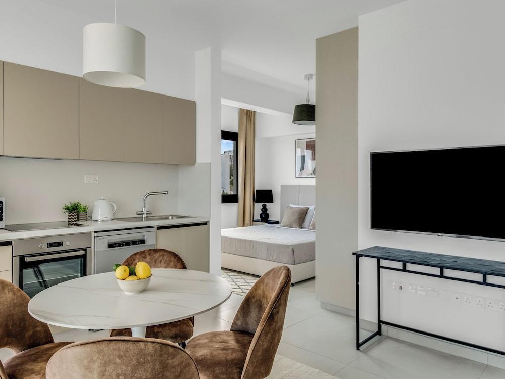 Sanders Elgio - Adorable studio With Balcony