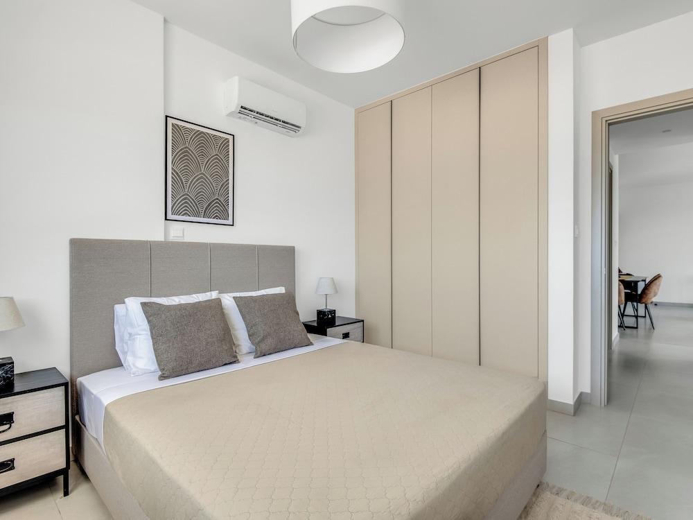 Sanders Elgio - Pleasant 2-bdr Apt w Balcony