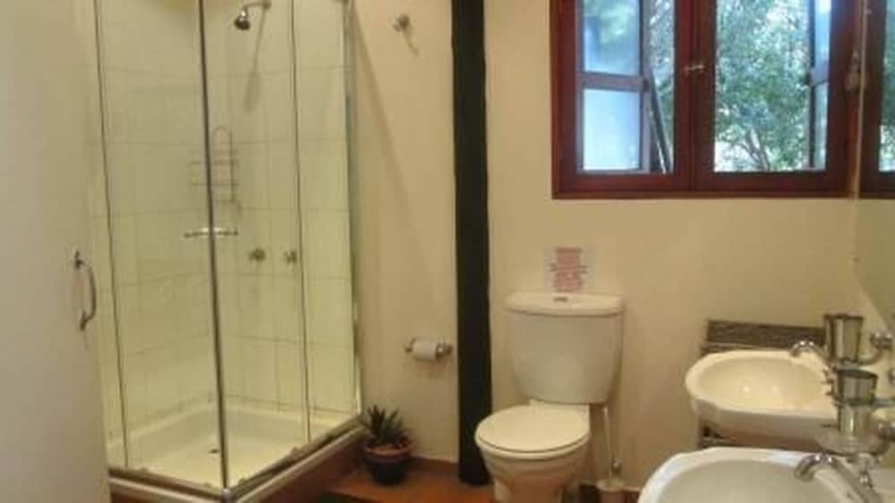 Log Cabin On And Overlooking a 9km Lagoon