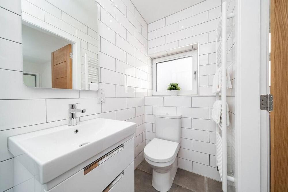 West Queen Street Apt - The Luxe Life