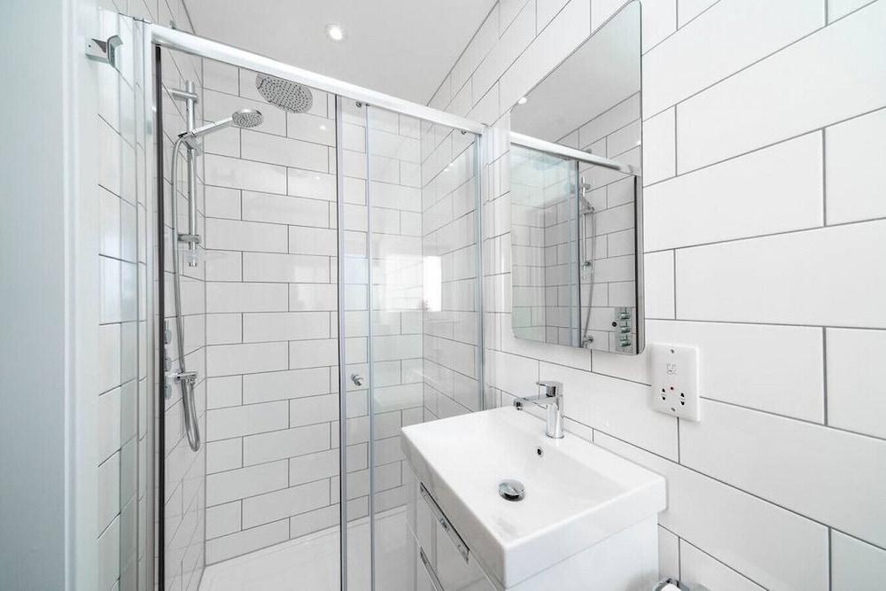 West Queen Street Apt - The Luxe Life