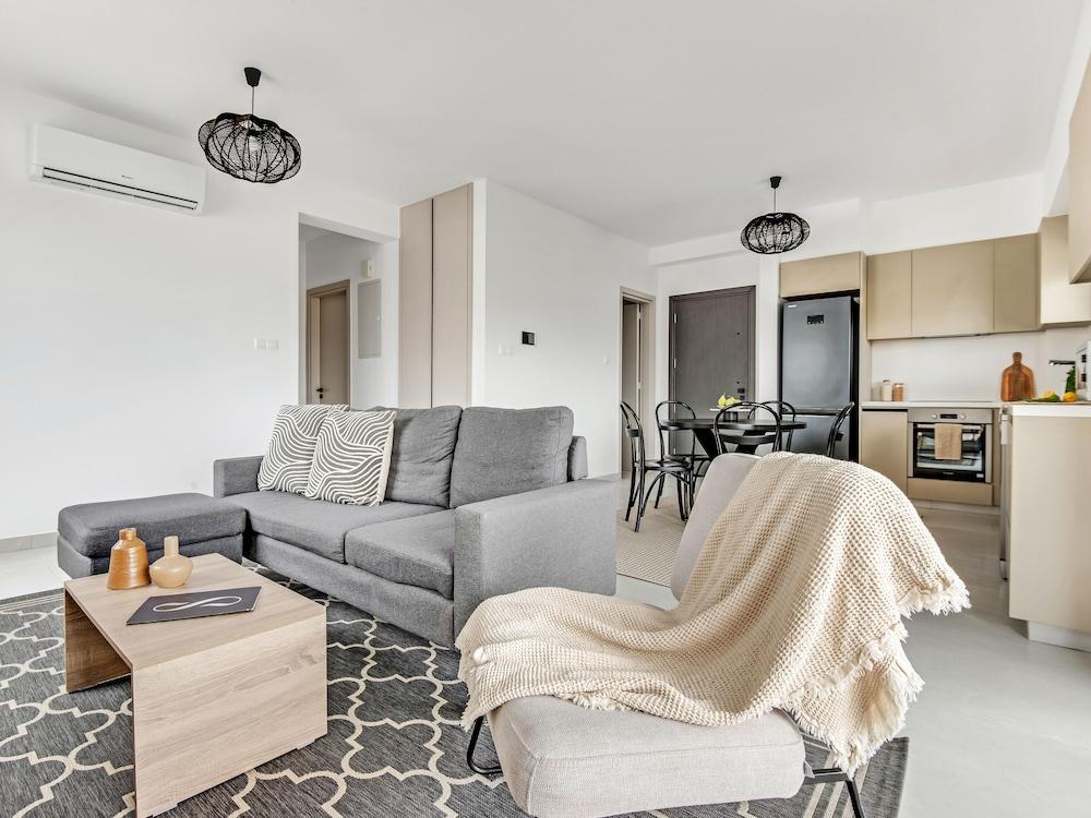 Sanders Only - Lovely 1-bdr Apt With two Balconies