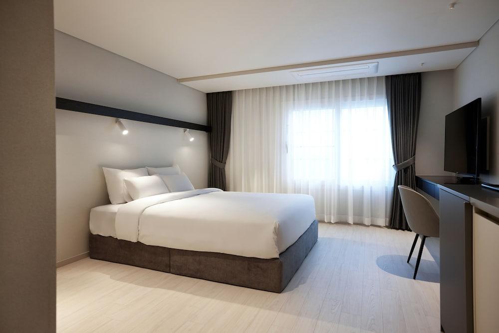 The Connoisseur Residence Hotel