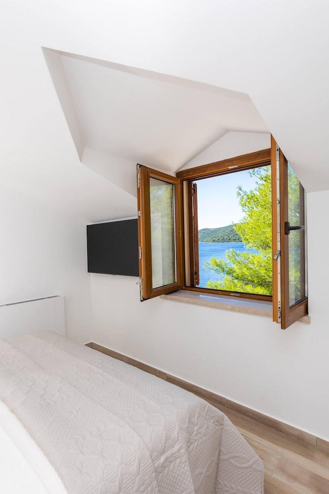 Beachfront Villa Brulupes