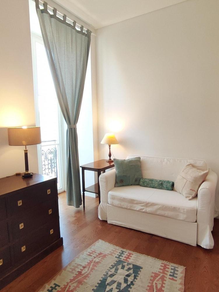 Jump Into the Lull Apartment