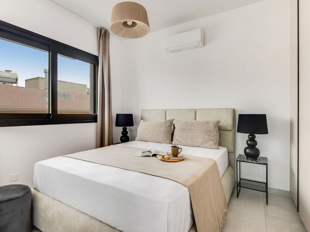 Sanders Only - Adorable 2-bdr Apt With Balcony