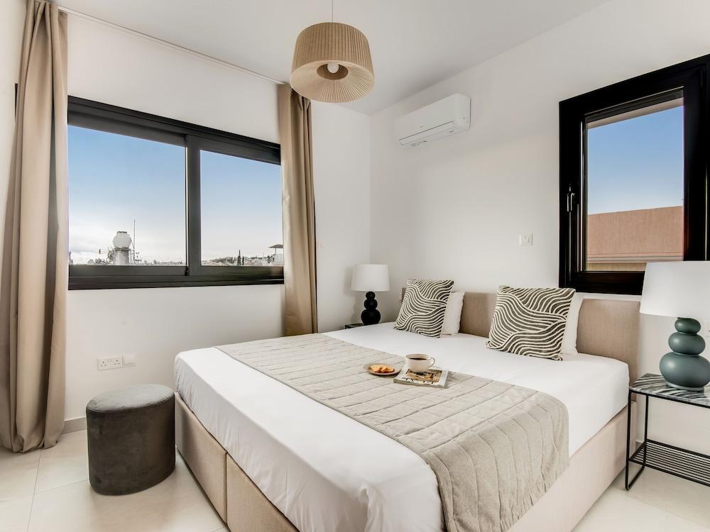 Sanders Only - Adorable 2-bdr Apt With Balcony