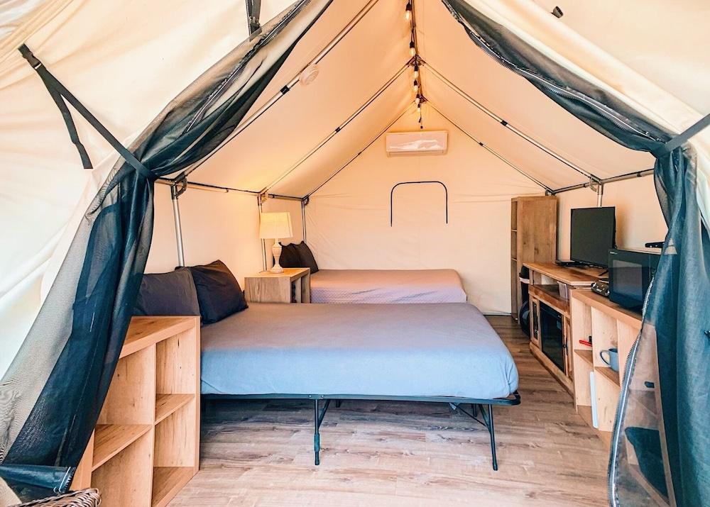 Son's Rio Cibolo Glamping Cabin B