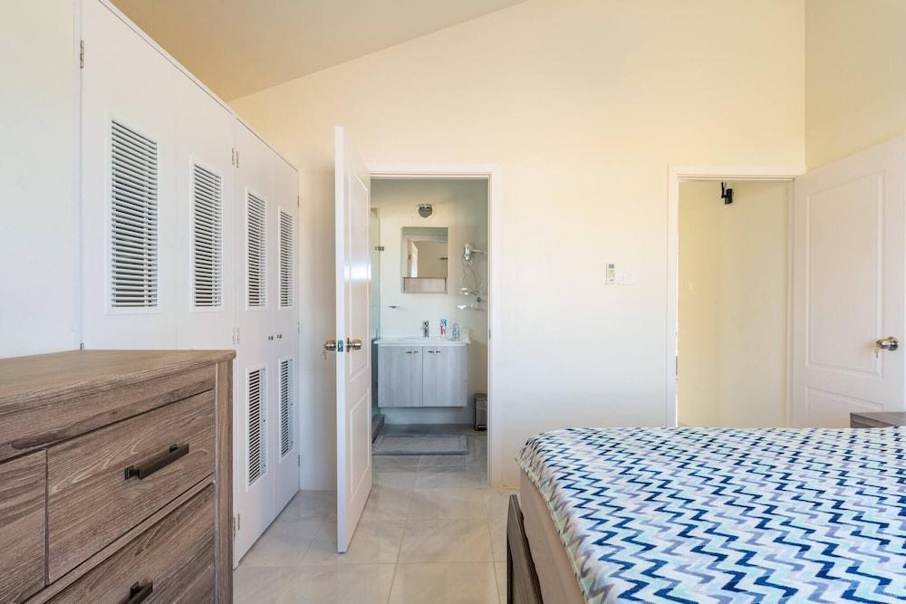 Escape to Paradise: Brand New Bungalow With Ocean View in Discovery Bay