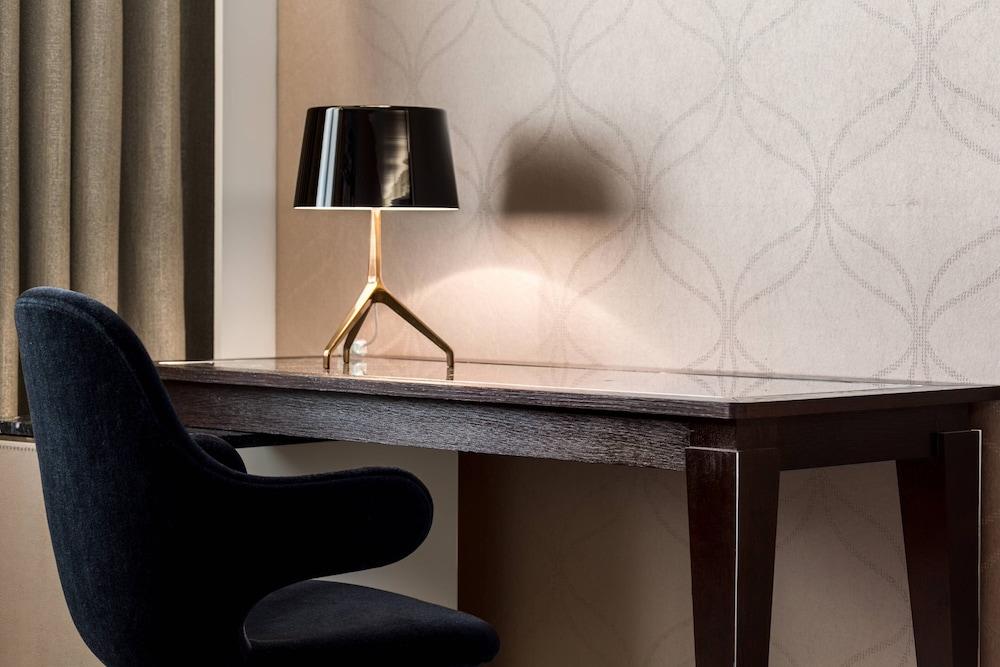 AC Porte Maillot Hotel