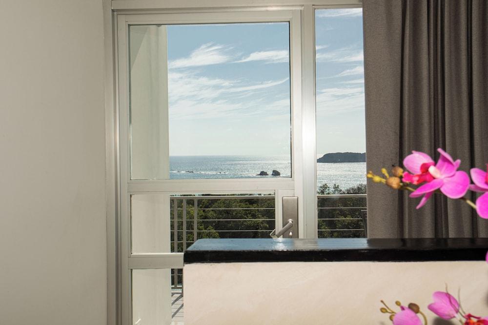 El Faro Containers Beach Hotel