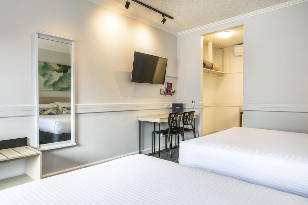 Nightcap at Matthew Flinders Hotel