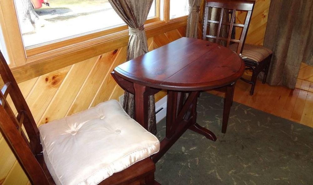 Hinckley's Dreamwood Cottages