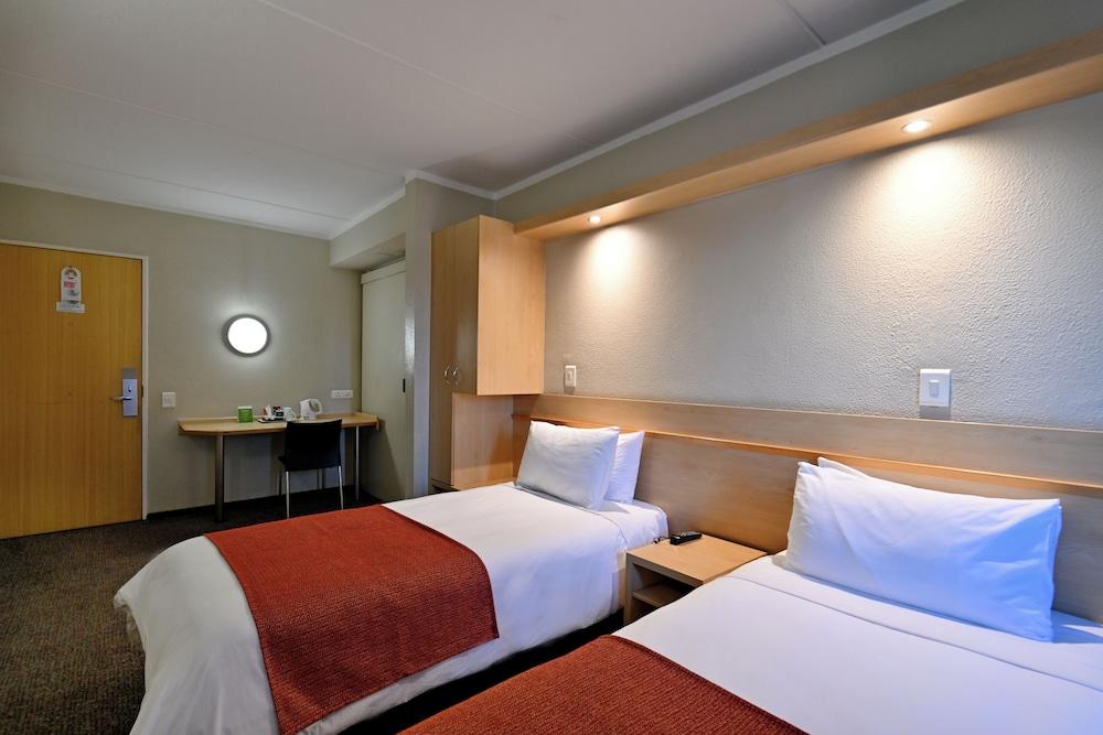 Road Lodge Carnival City