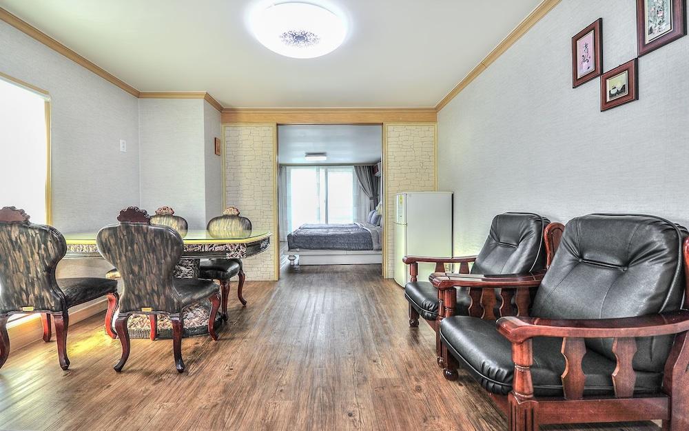 Sokcho Esher House Pension