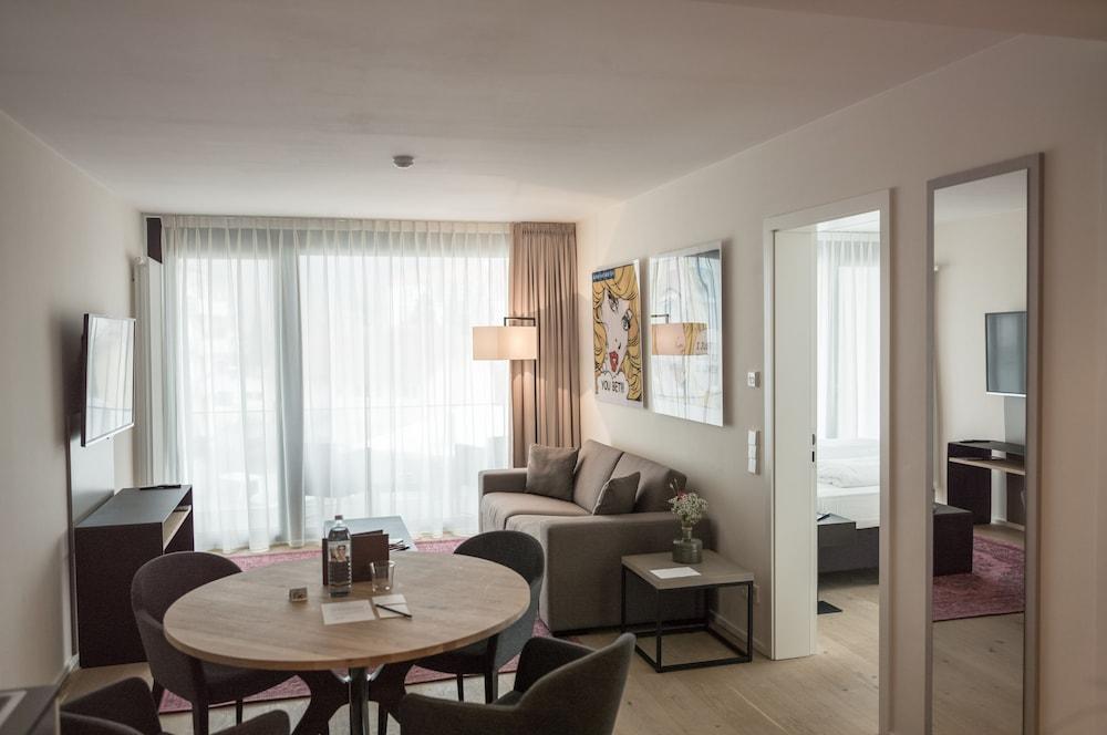 SUYTES Business Studios