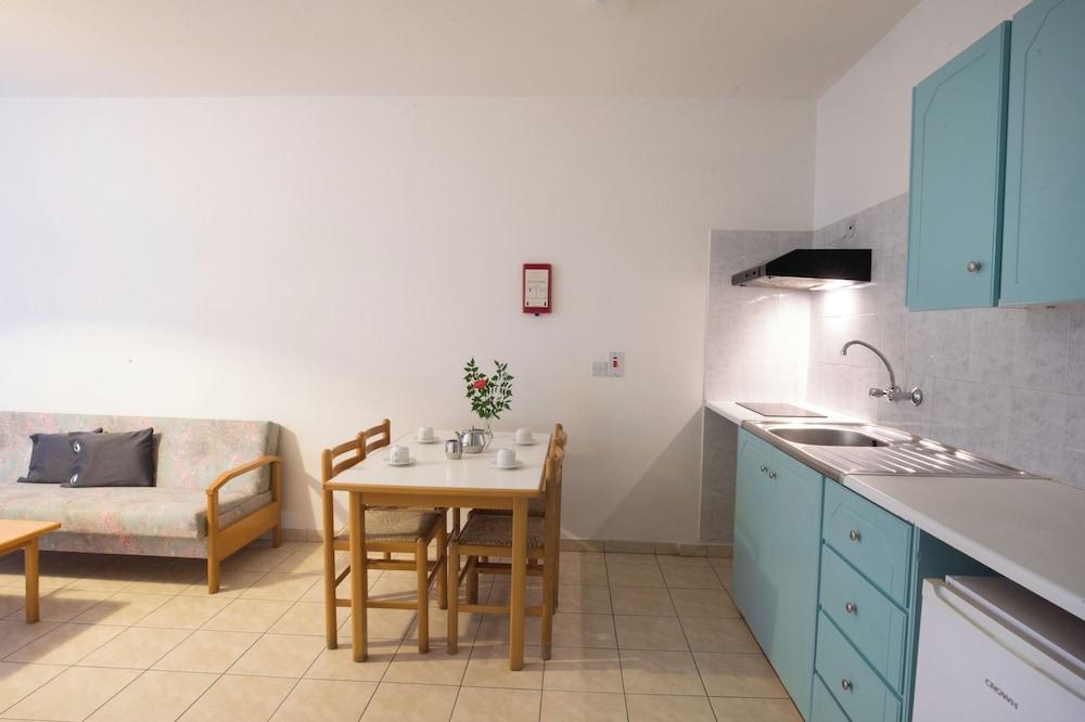 DebbieXenia Hotel Apartments