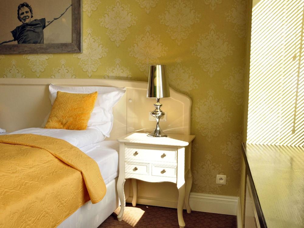 SleepWalker Boutique Suites