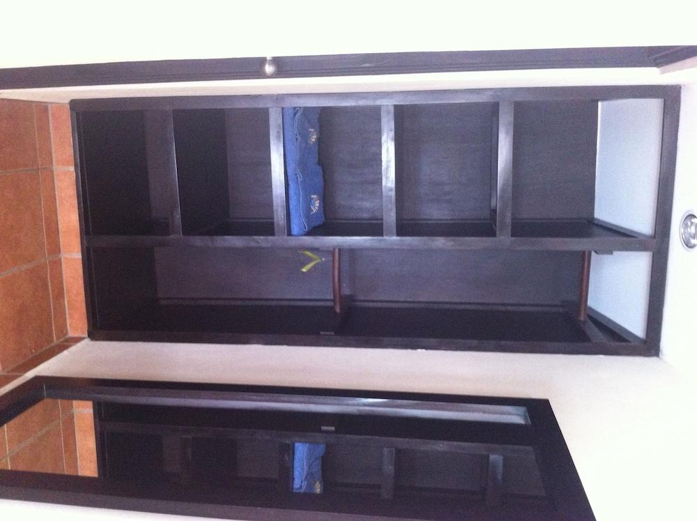 Machele' s Place Beachside Hotel & Pool