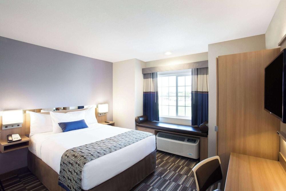 Microtel by Wyndham Vernal / Naples