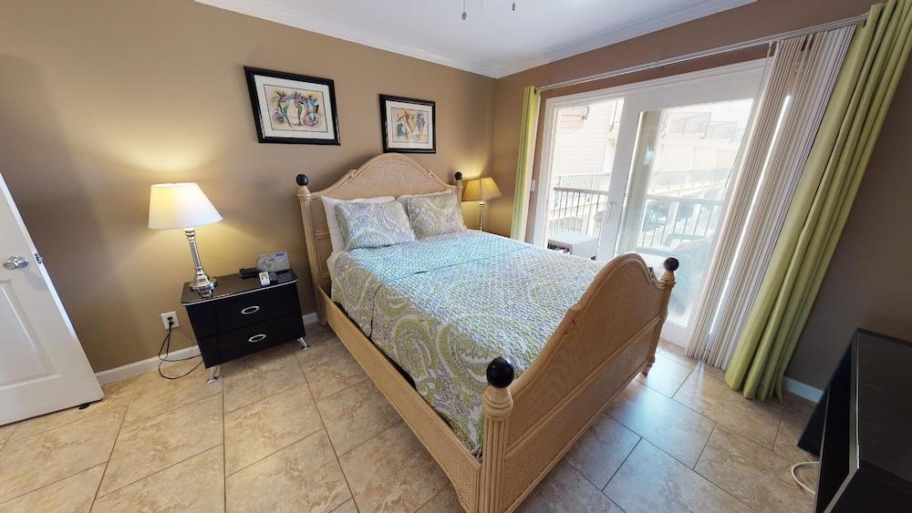 Maravilla Seawall Condos by AB Sea