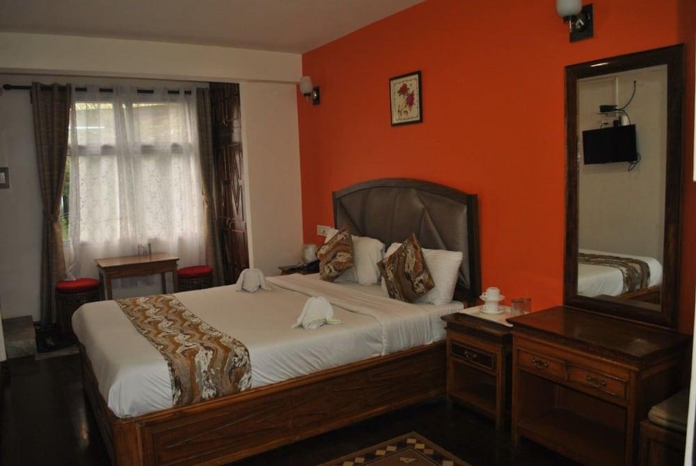 Goroomgo Kasturi Palace Darjeeling