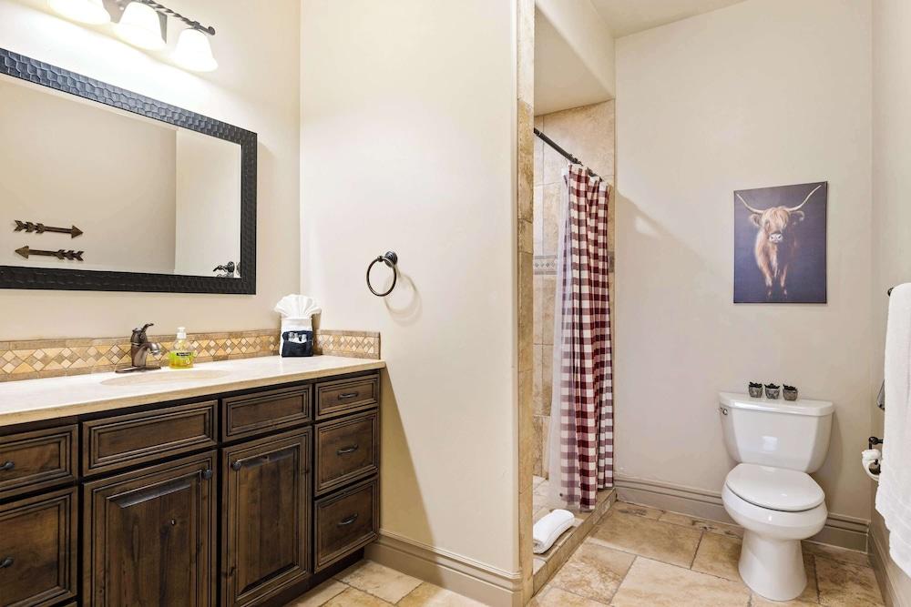 Coral Springs Getaway - Outdoor and Indoor Heated Pool - Close to Zion National Park