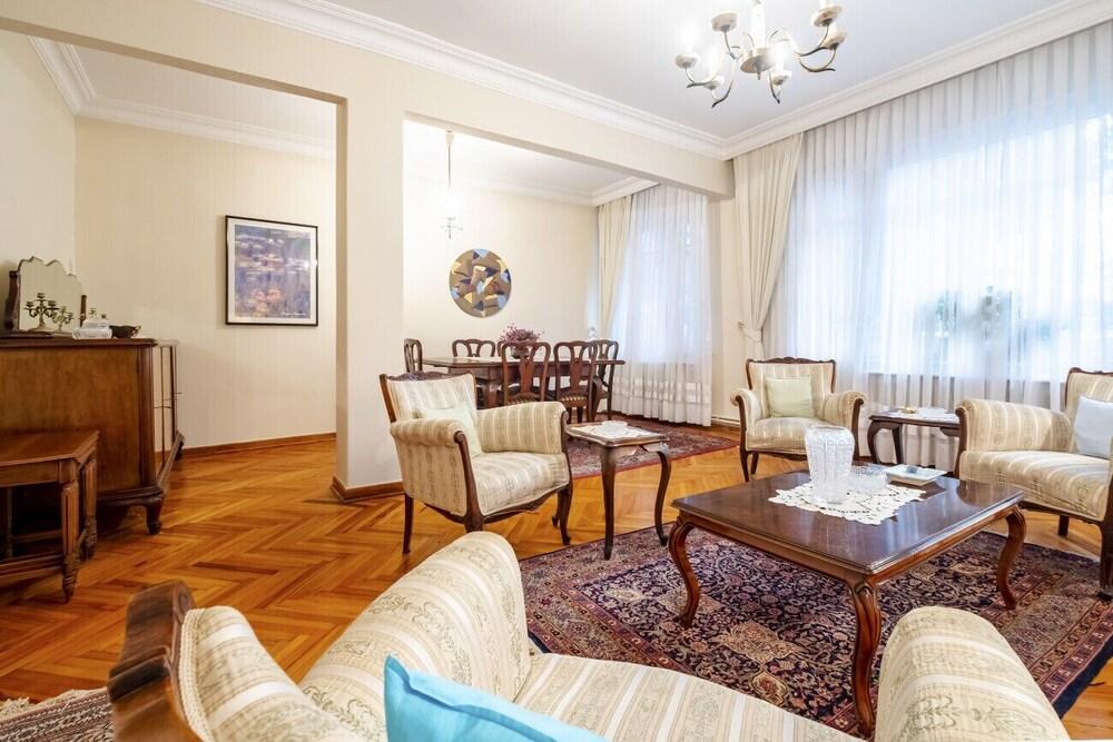 Chic Flat With Balcony Close to Caddebostan Shore