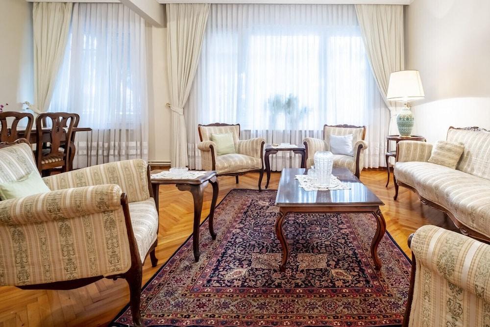 Chic Flat With Balcony Close to Caddebostan Shore