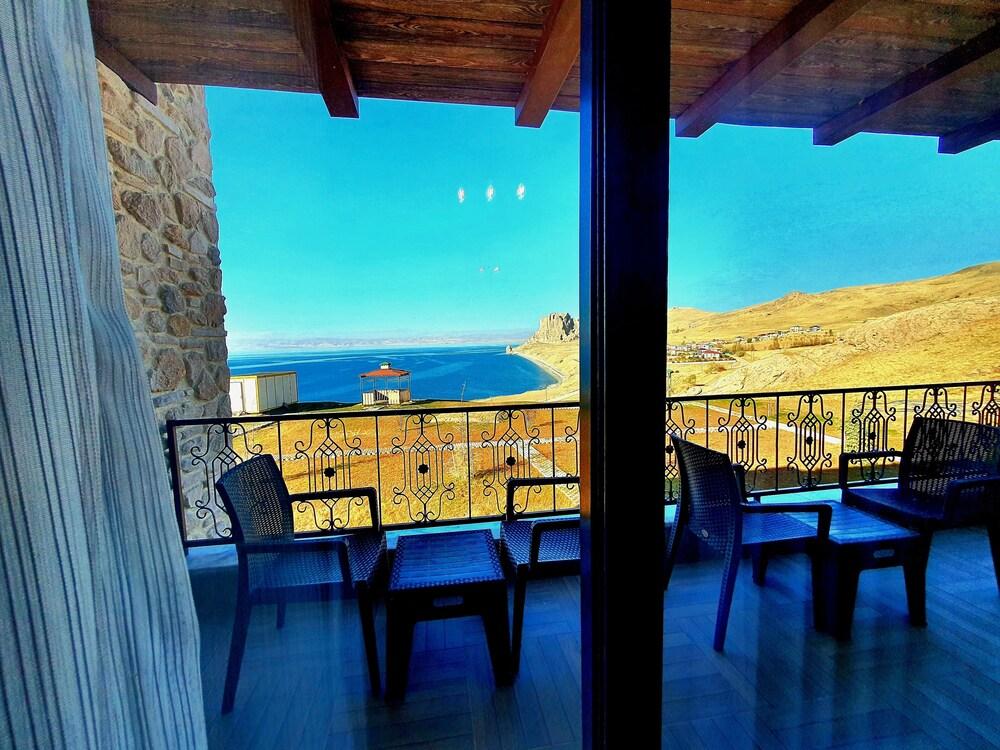 Yeşilsu taş konağı