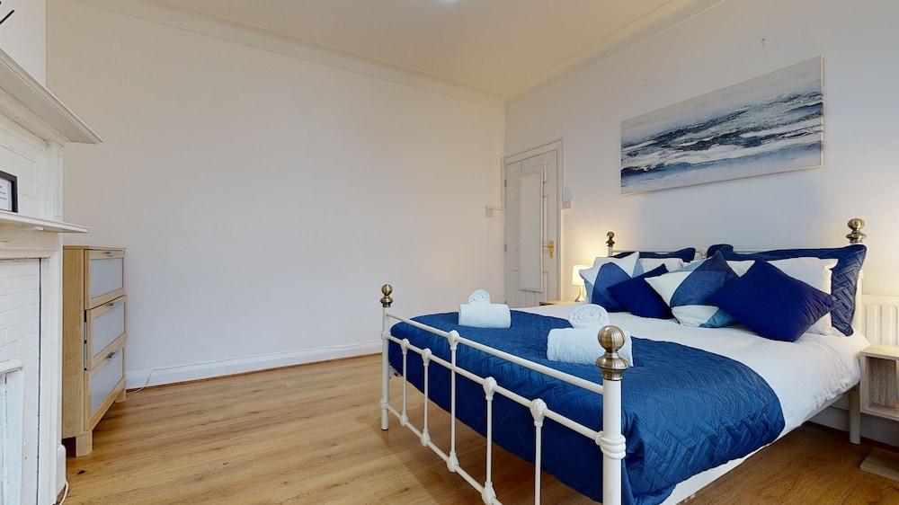 Charming 5-bed House in Romford