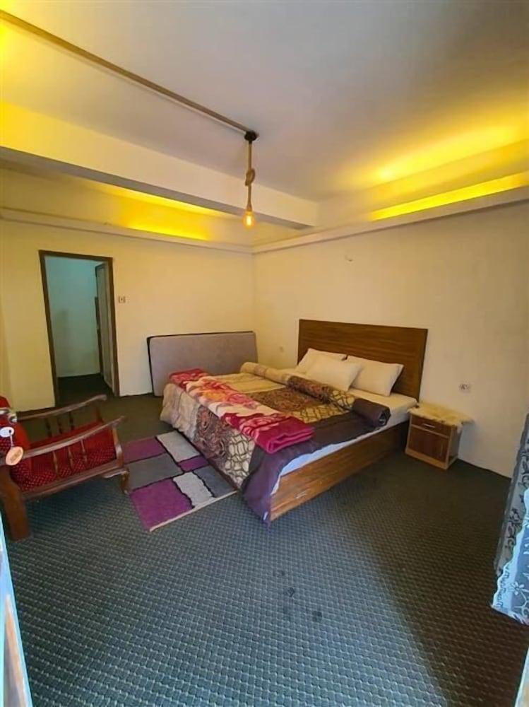 Mirza Hotel and Restaurant