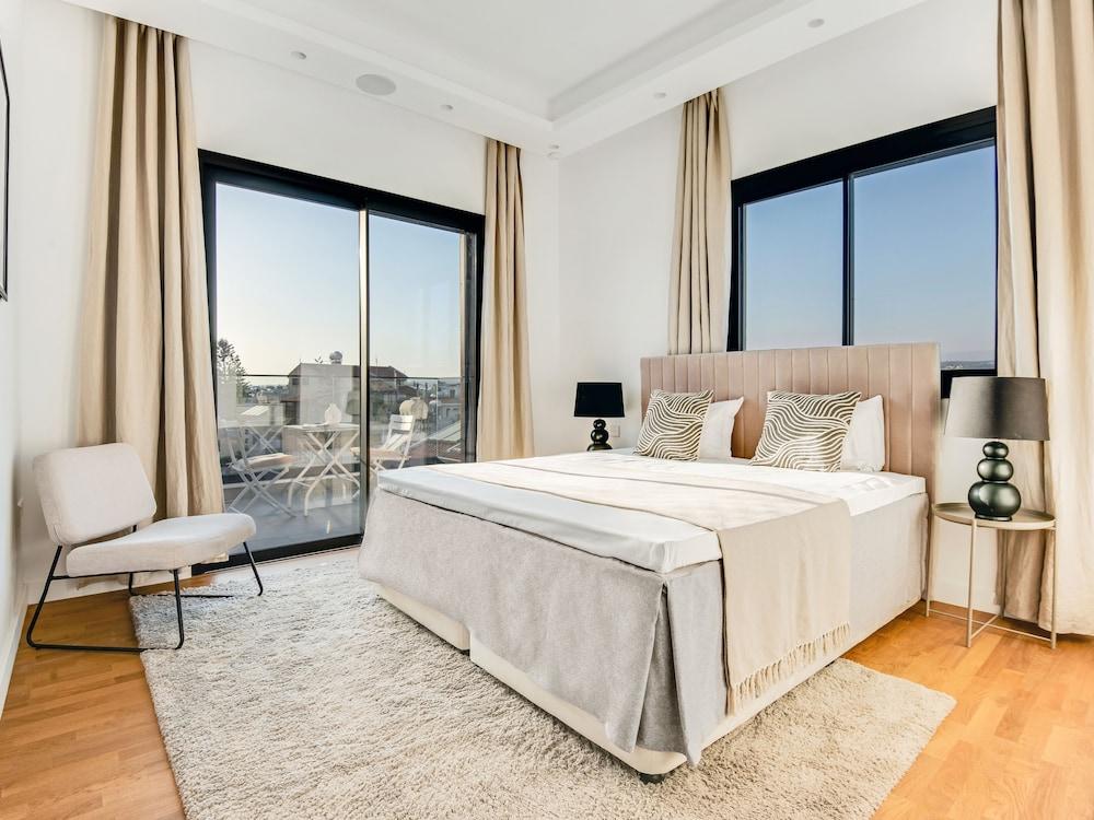 Sanders Crystal 1 - Large 4-bdr Penthouse With Shared Pool