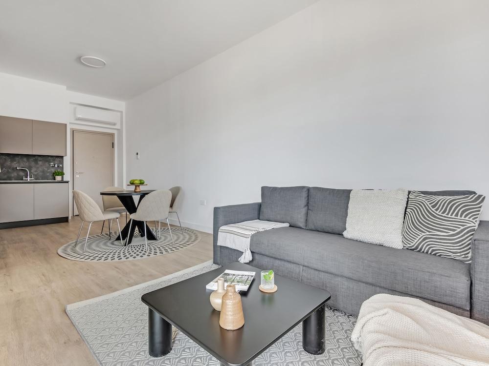 Sanders Crystal 2 - Petite 2-bdr Apt With Shared Rooftop