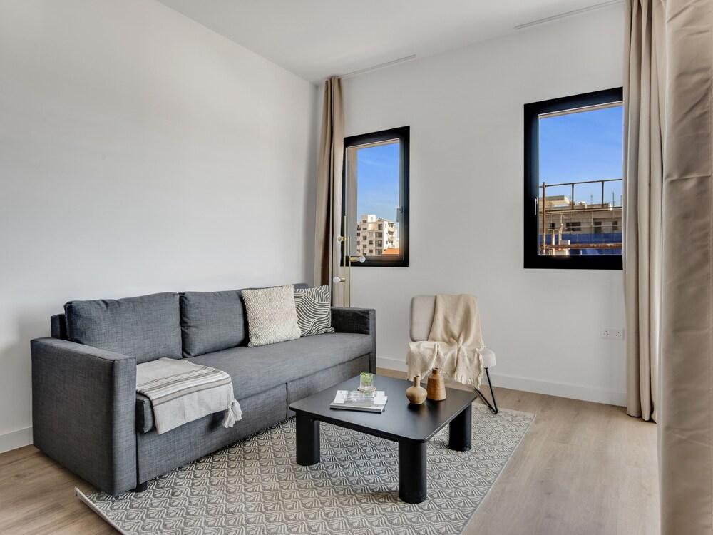 Sanders Crystal 2 - Dreamy 3-bdr. Apt. With Shared Rooftop