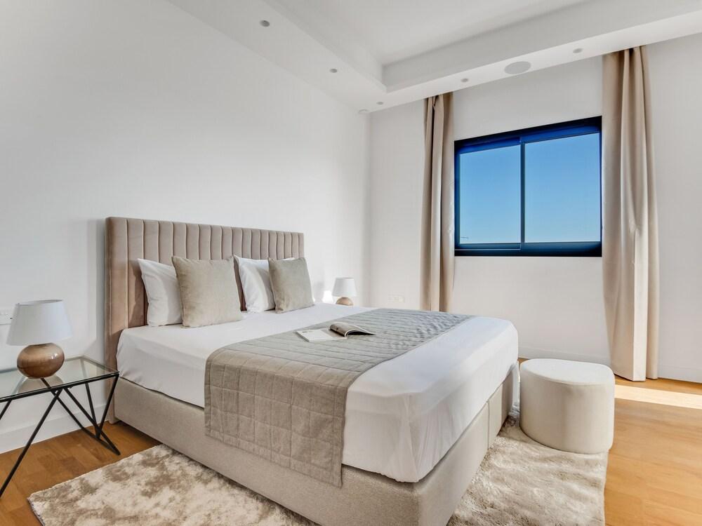 Sanders Crystal 2 - Darling 3-bdr Apt With Shared Rooftop