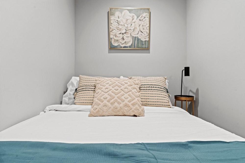 Modern & Comfy - 5* - Location Game Room