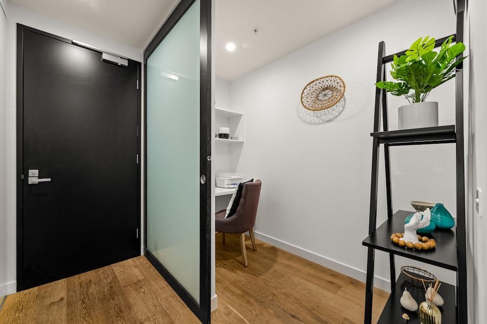 StayCentral - Hawthorn East - Study, 2 Car spaces