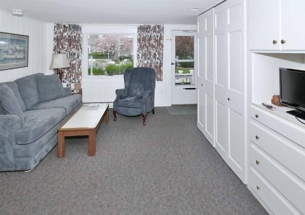 Brant Point Courtyard