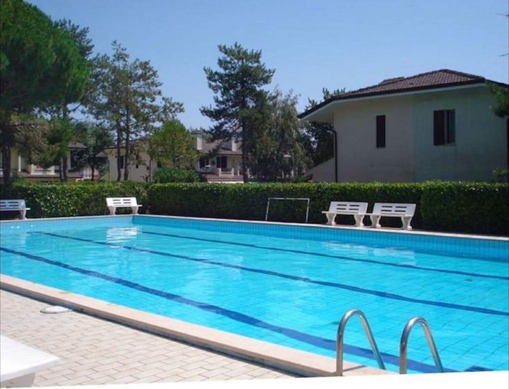 Spacious Villa With Private Garden and Great Pool