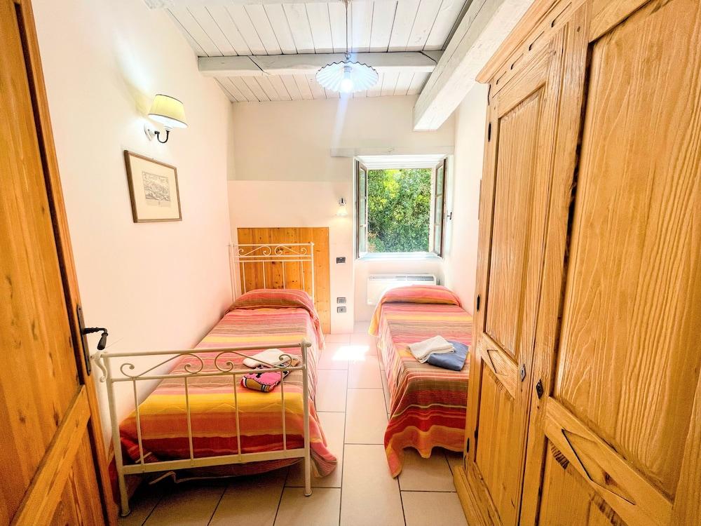 Apt 3 Infinity Pool, Extensive Grounds With Shrubs - Flowers, Jacuzzi - Sleeps 4