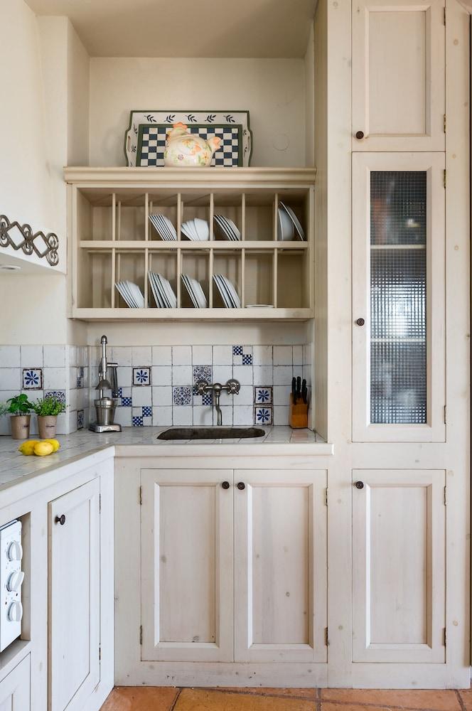 Rustic Escape, Agios Markos