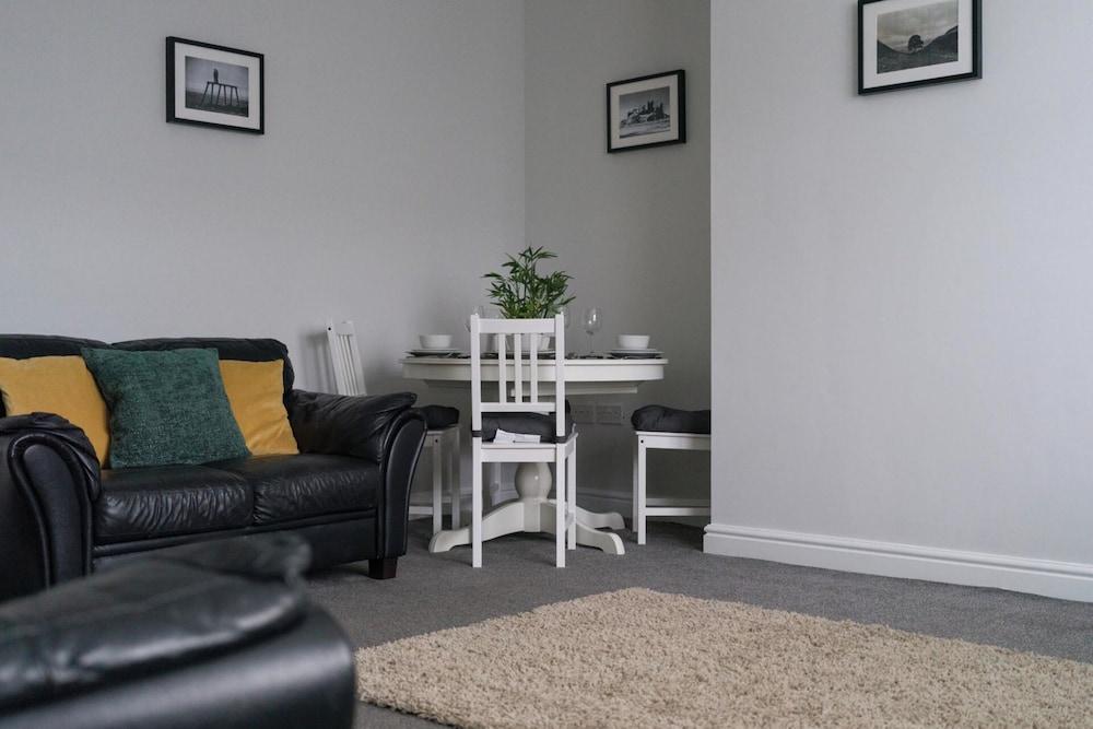 House - Sleeps 4 - Pet Friendly - Parking - Garden